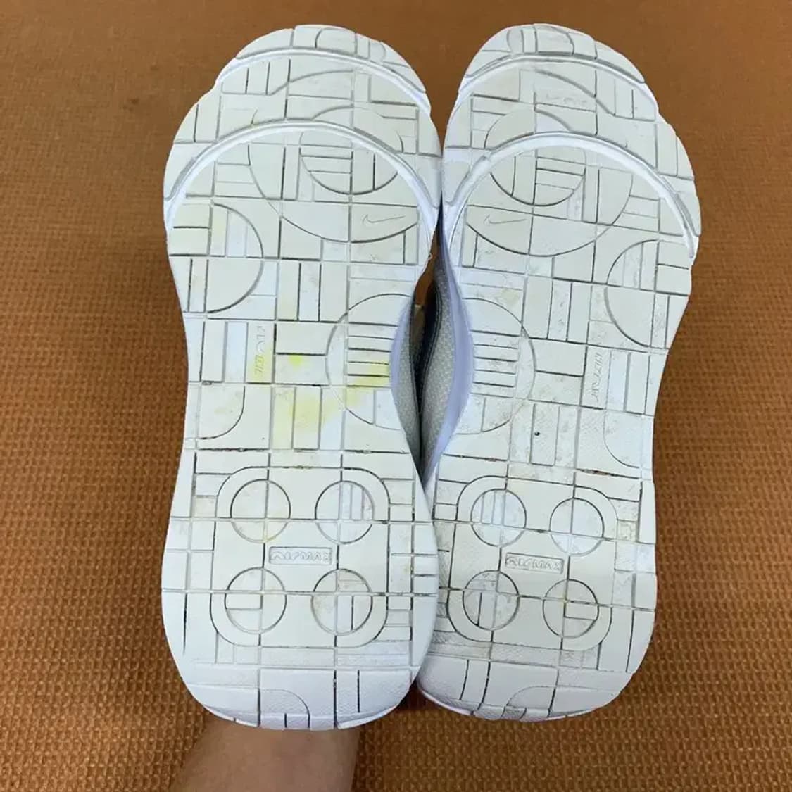 나이키 에어맥스 인터락 라이트 운동화 런닝화 235 G08972 상품이미지4