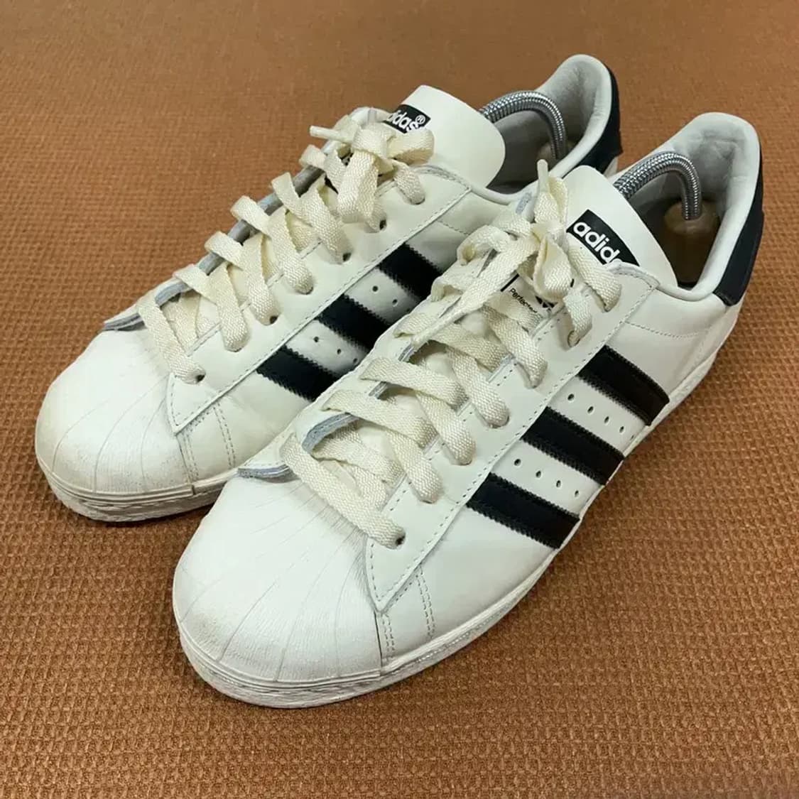 아디다스 슈퍼스타 82 오프 화이트 코어 스니커즈 280 G08974 상품이미지1