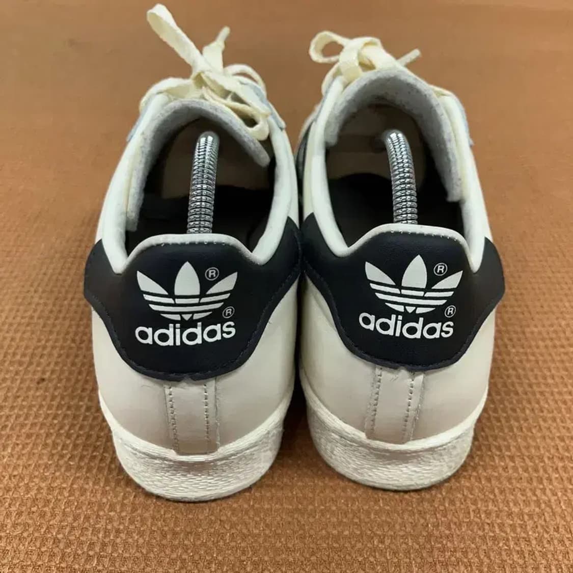 아디다스 슈퍼스타 82 오프 화이트 코어 스니커즈 280 G08974 상품이미지2