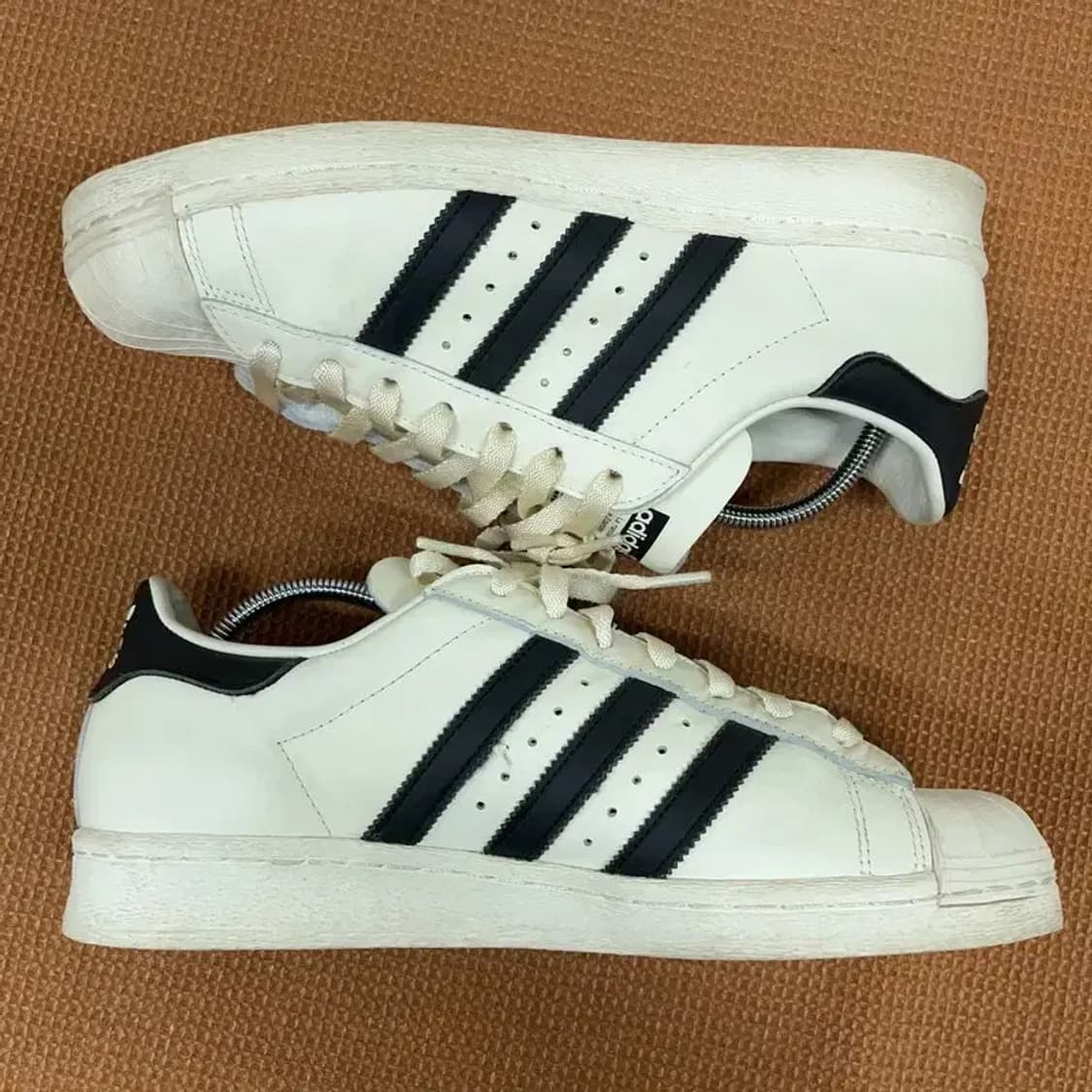 아디다스 슈퍼스타 82 오프 화이트 코어 스니커즈 280 G08974 상품이미지3