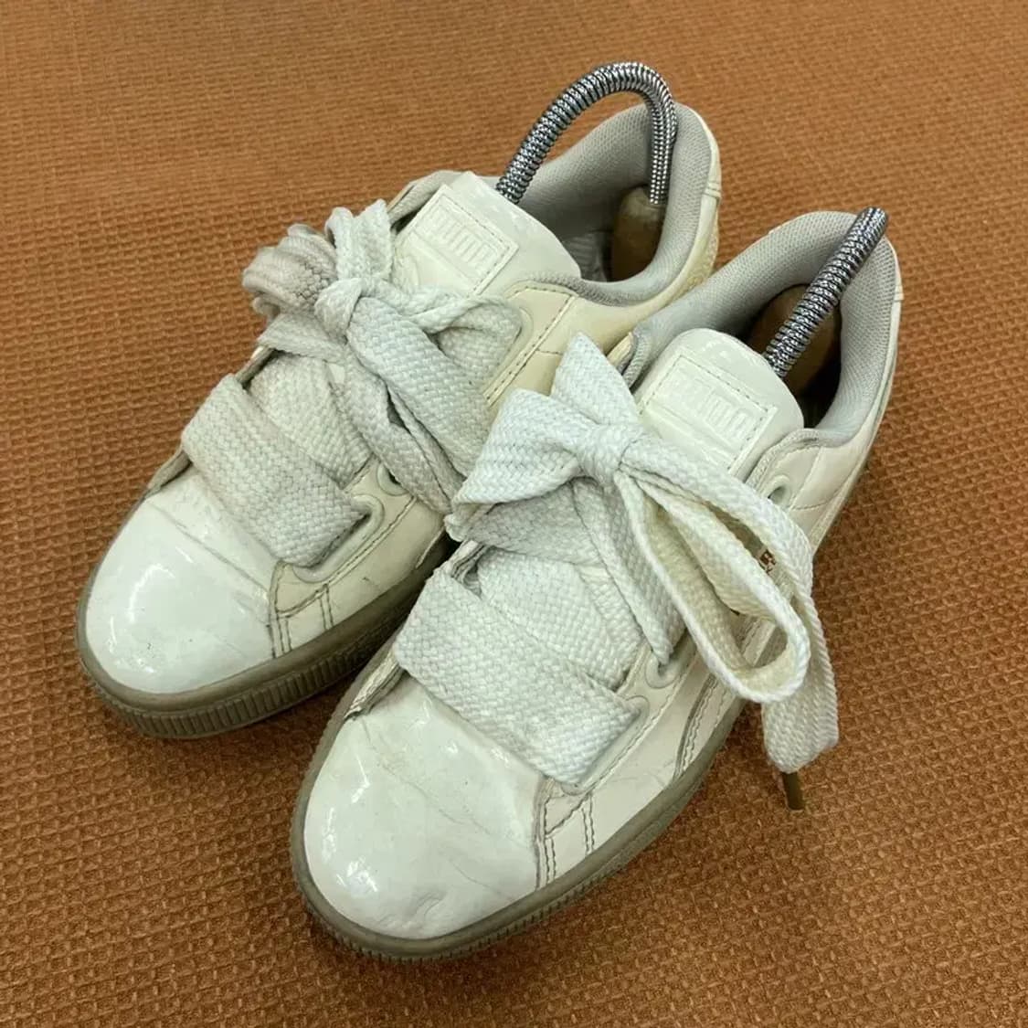 푸마 바스켓 하트 페이턴트 스니커즈 운동화 220 G06733 상품이미지1