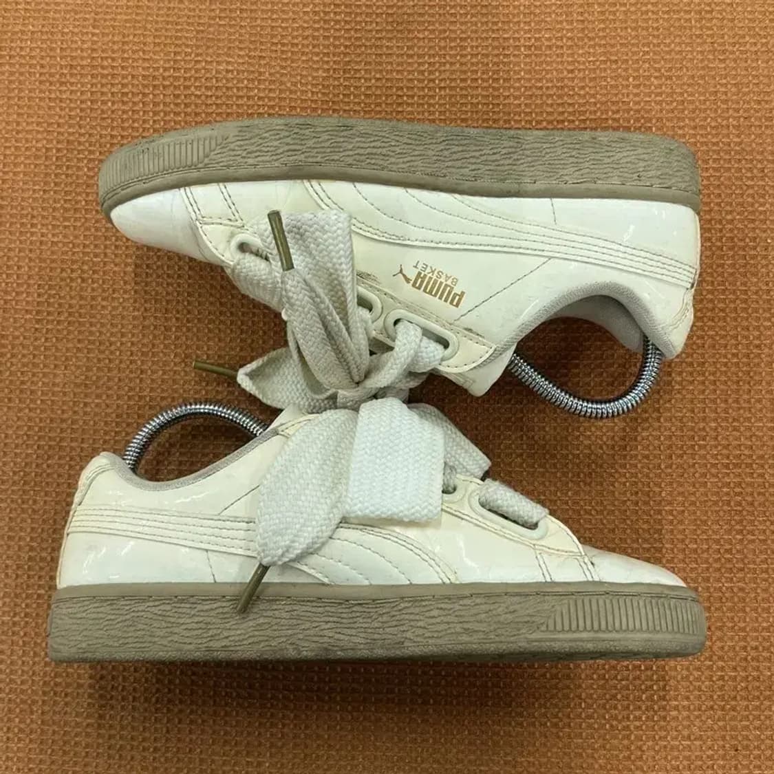 푸마 바스켓 하트 페이턴트 스니커즈 운동화 220 G06733 상품이미지3