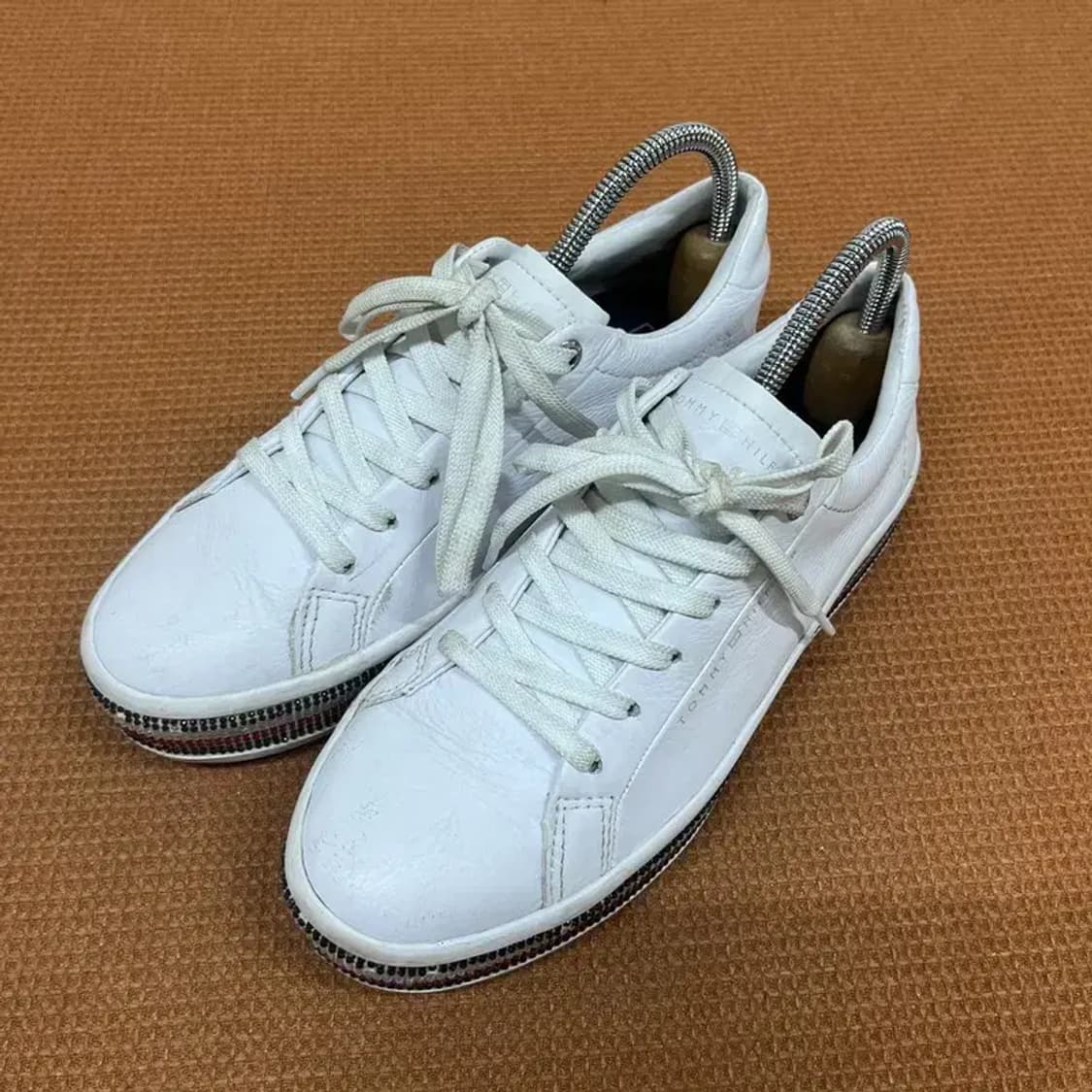 타미힐피거 소가죽 스터드 스니커즈 운동화 235 G07030 상품이미지1