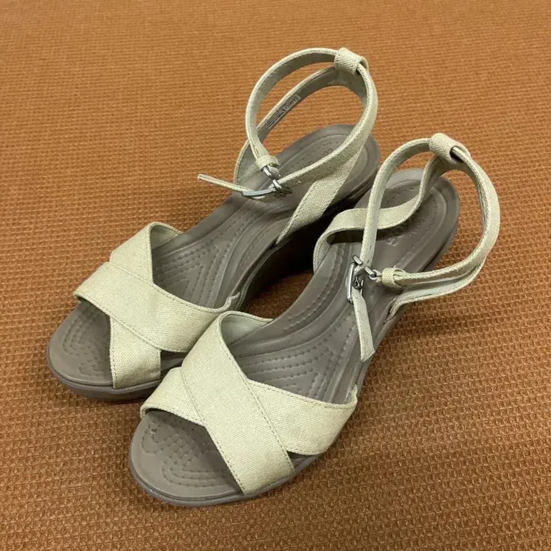 크록스 레이웨지 2 앵글 스트랩 샌들 W6 G07114 상품이미지1