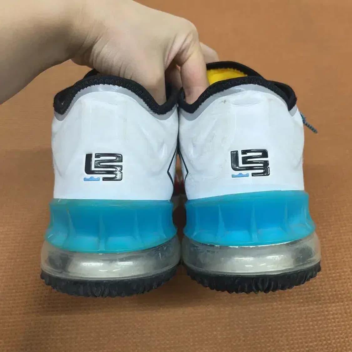 나이키 르브론 18 로우 카툰아트 농구화 운동화 290 G07405 상품이미지2