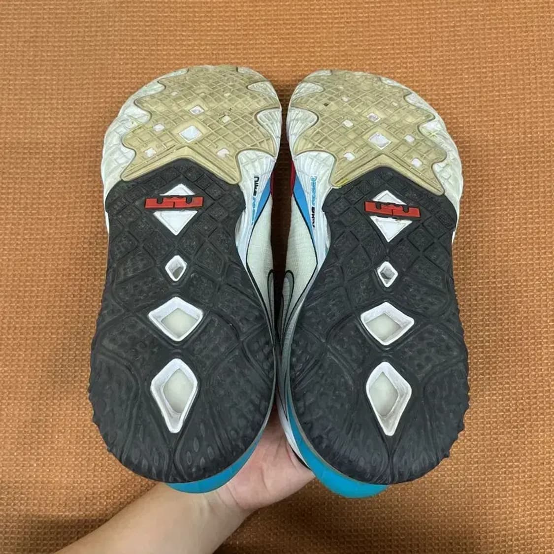 나이키 르브론 18 로우 카툰아트 농구화 운동화 290 G07405 상품이미지4