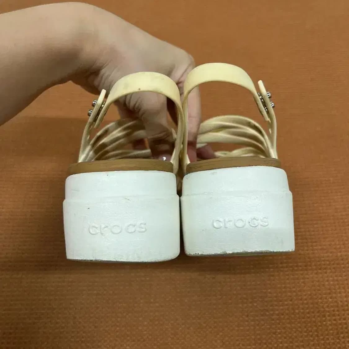 크록스 브루클린 스트래피 로우 웨지 샌들 W5 G07451 상품이미지2