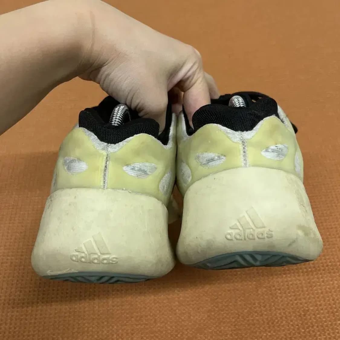 아디다스 이지 700 V3 아자엘 스니커즈 운동화 250 G07605 상품이미지2