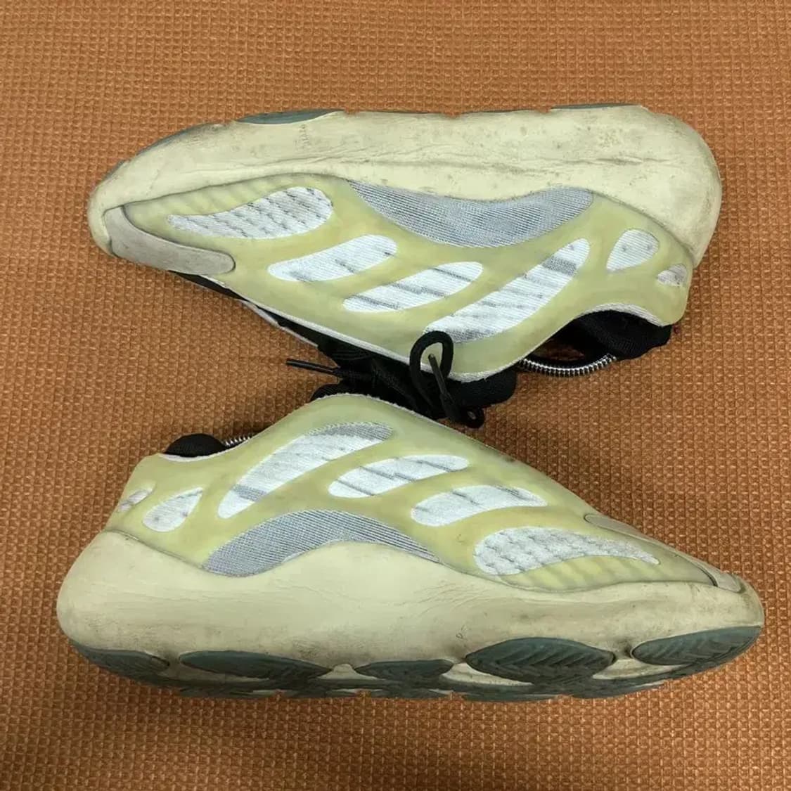 아디다스 이지 700 V3 아자엘 스니커즈 운동화 250 G07605 상품이미지3