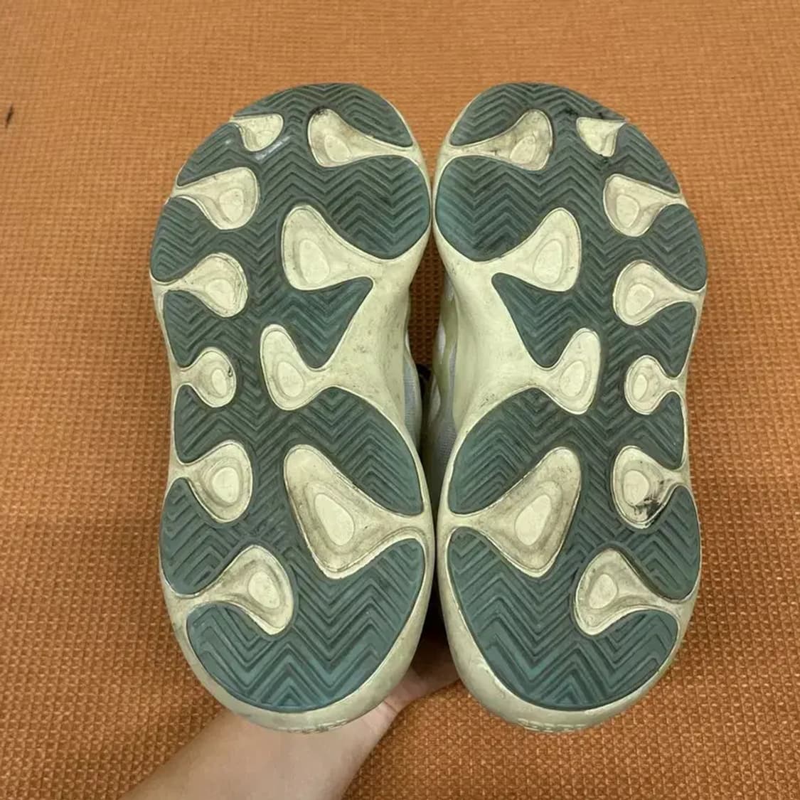 아디다스 이지 700 V3 아자엘 스니커즈 운동화 250 G07605 상품이미지4