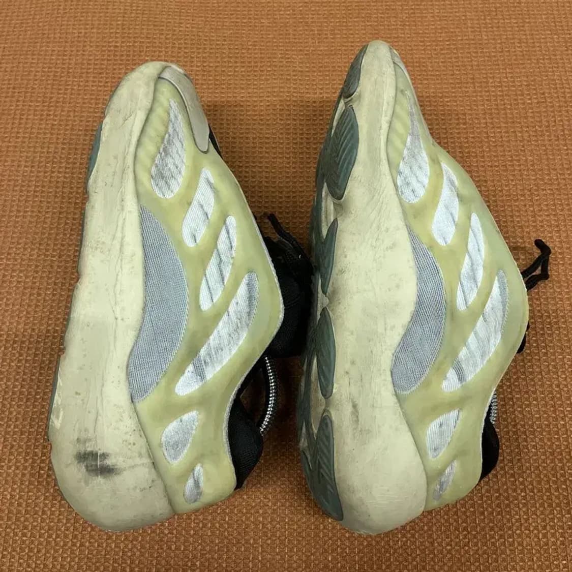 아디다스 이지 700 V3 아자엘 스니커즈 운동화 250 G07605 상품이미지6