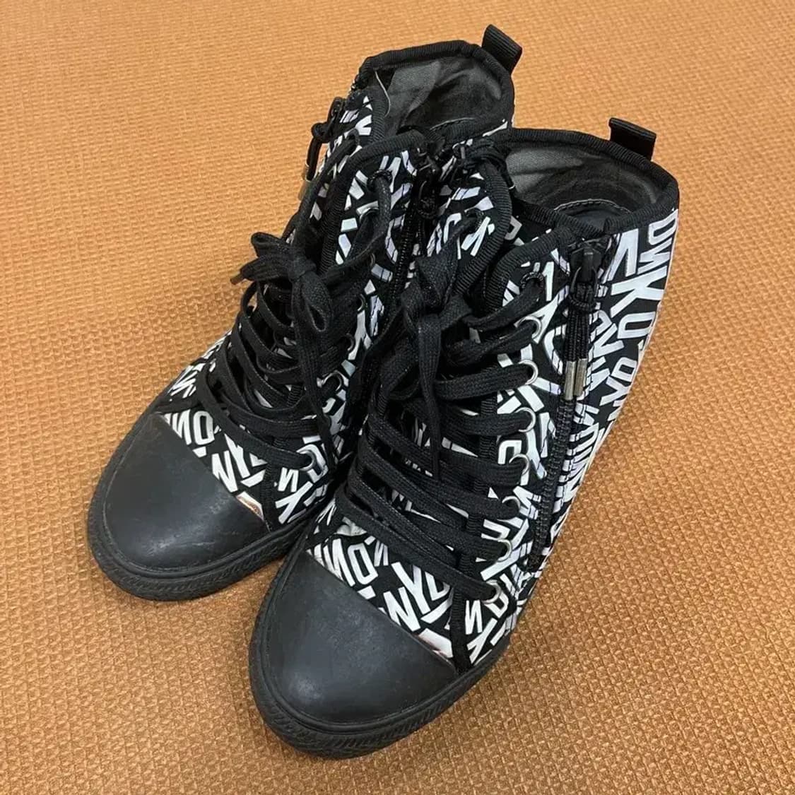 도나카란뉴욕 로고패턴 웨지 스니커즈 운동화 8 G07917 상품이미지1