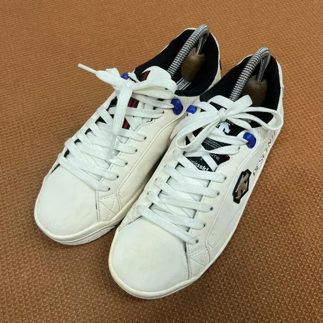 데상트 스위스 레플리카 스니커즈 운동화 240 G07998 상품이미지1