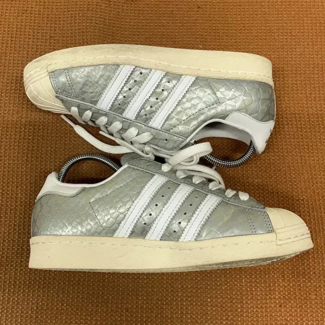 아디다스 슈퍼스타 80s 실버 스니커즈 운동화 230 G08320 상품이미지3