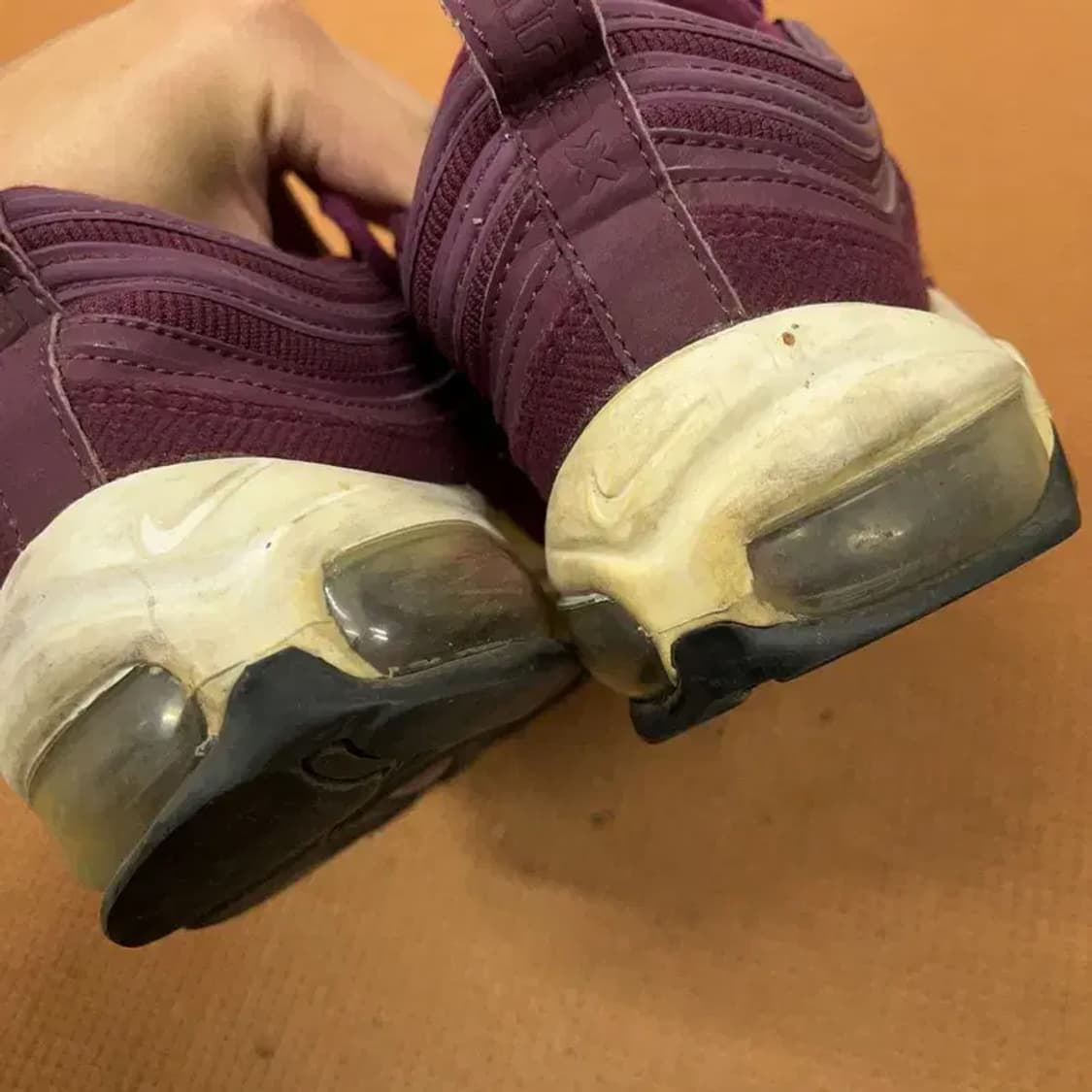 나이키 에어맥스 97 SE 보르도 골드 여자 운동화 245 G08411 상품이미지6