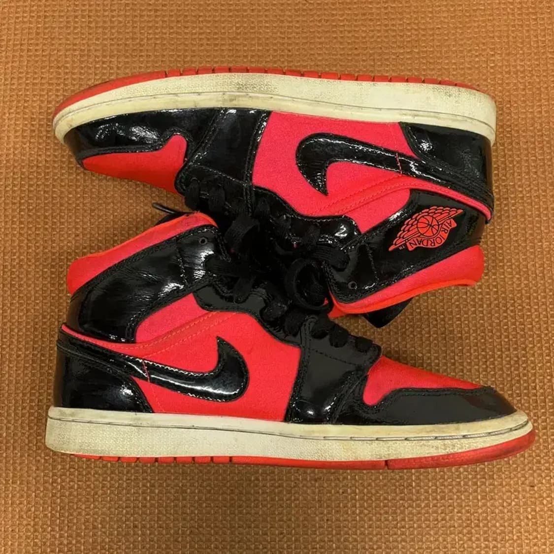 나이키 에어조던 1 미드 우먼스 검빨 스니커즈 신발 240 G08440 상품이미지3