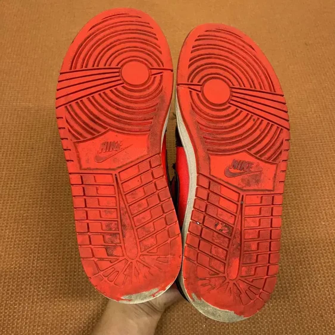 나이키 에어조던 1 미드 우먼스 검빨 스니커즈 신발 240 G08440 상품이미지4