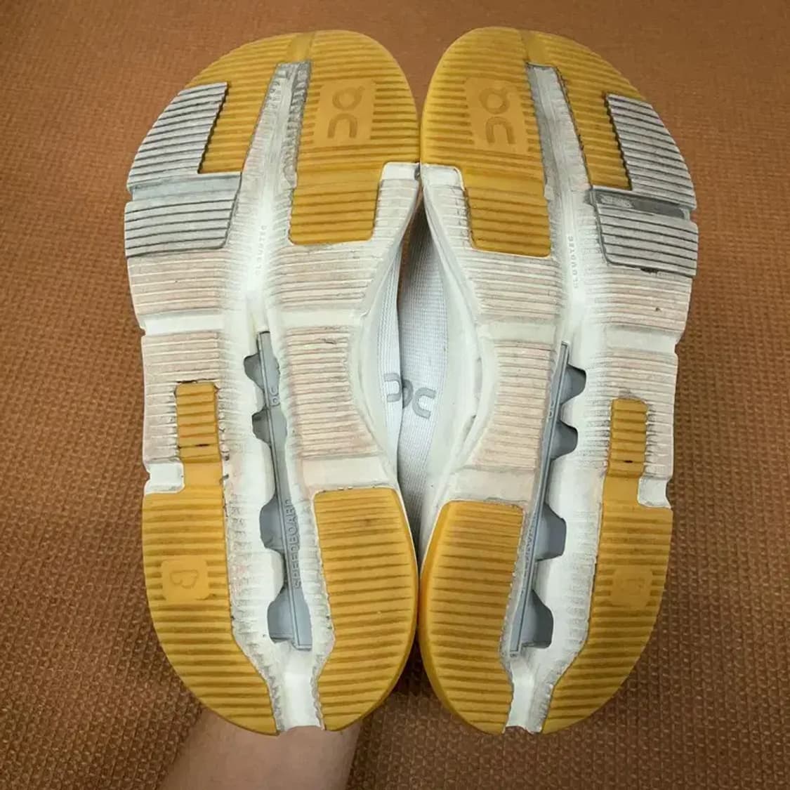 온러닝 클라우드노바 폼2 런닝화 운동화 240 G08551 상품이미지4