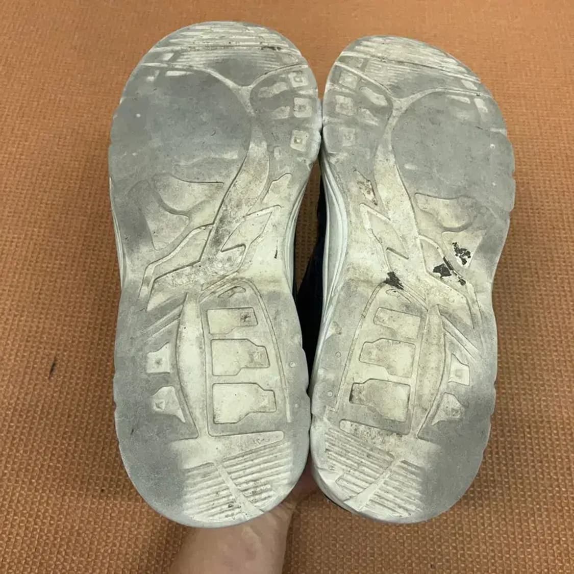 발렌티노 정품 반시 검흰 스니커즈 운동화 260 G08656 상품이미지4