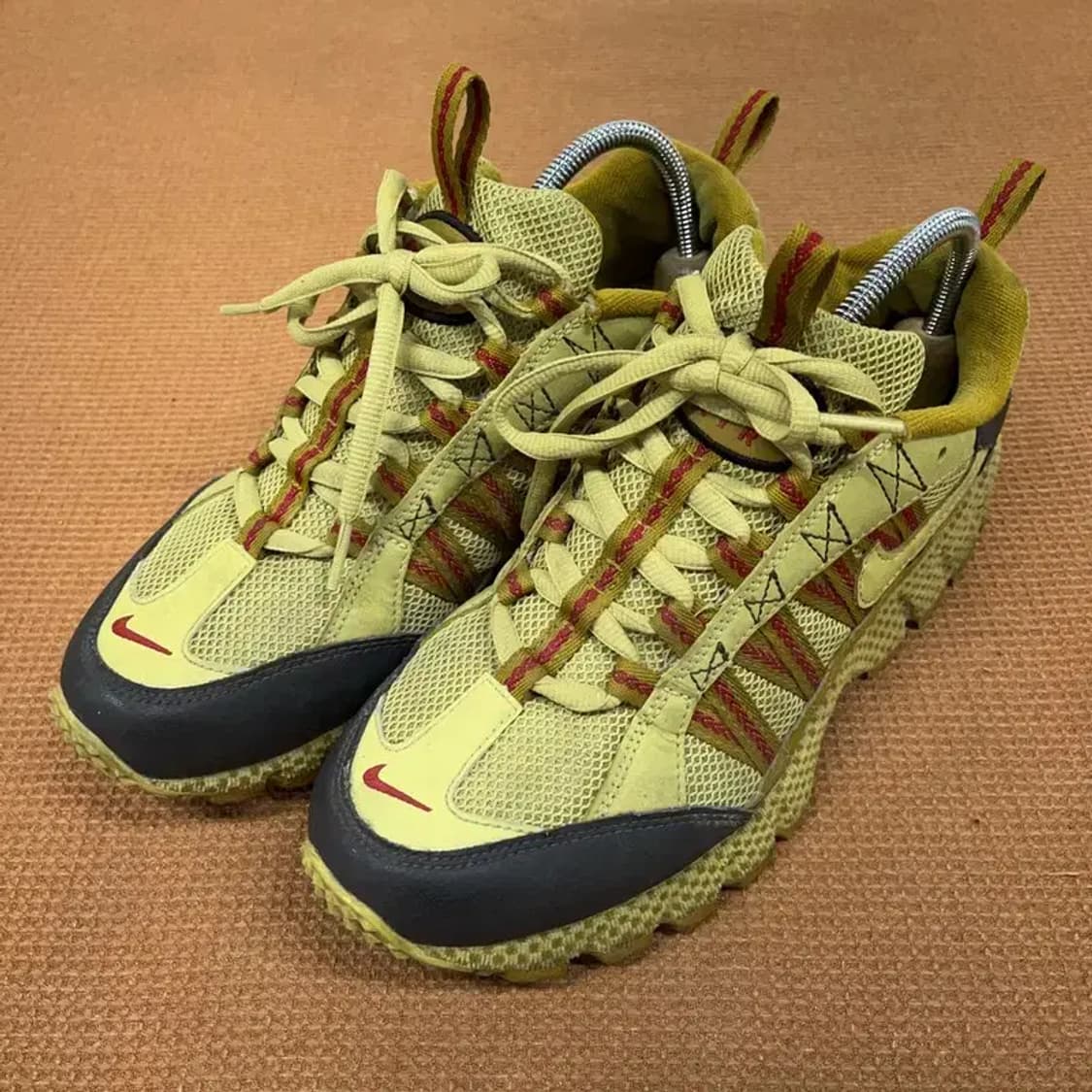 나이키 에어 휴마라 버프 골드 런닝화 운동화 255 G08778 상품이미지1