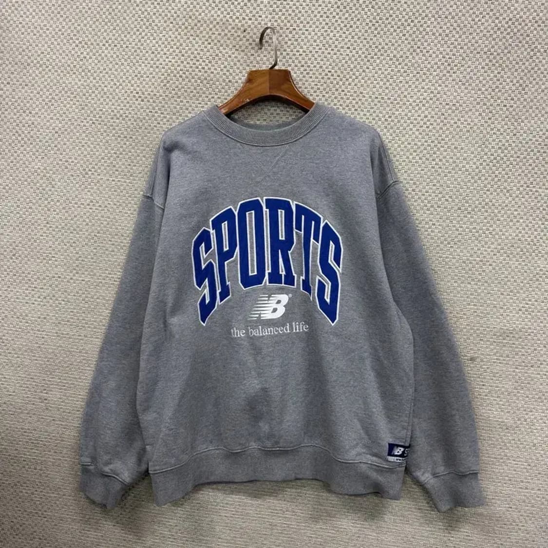 뉴발란스 캐주얼 자수로고 약기모 오버핏 맨투맨 M M09560 상품이미지1