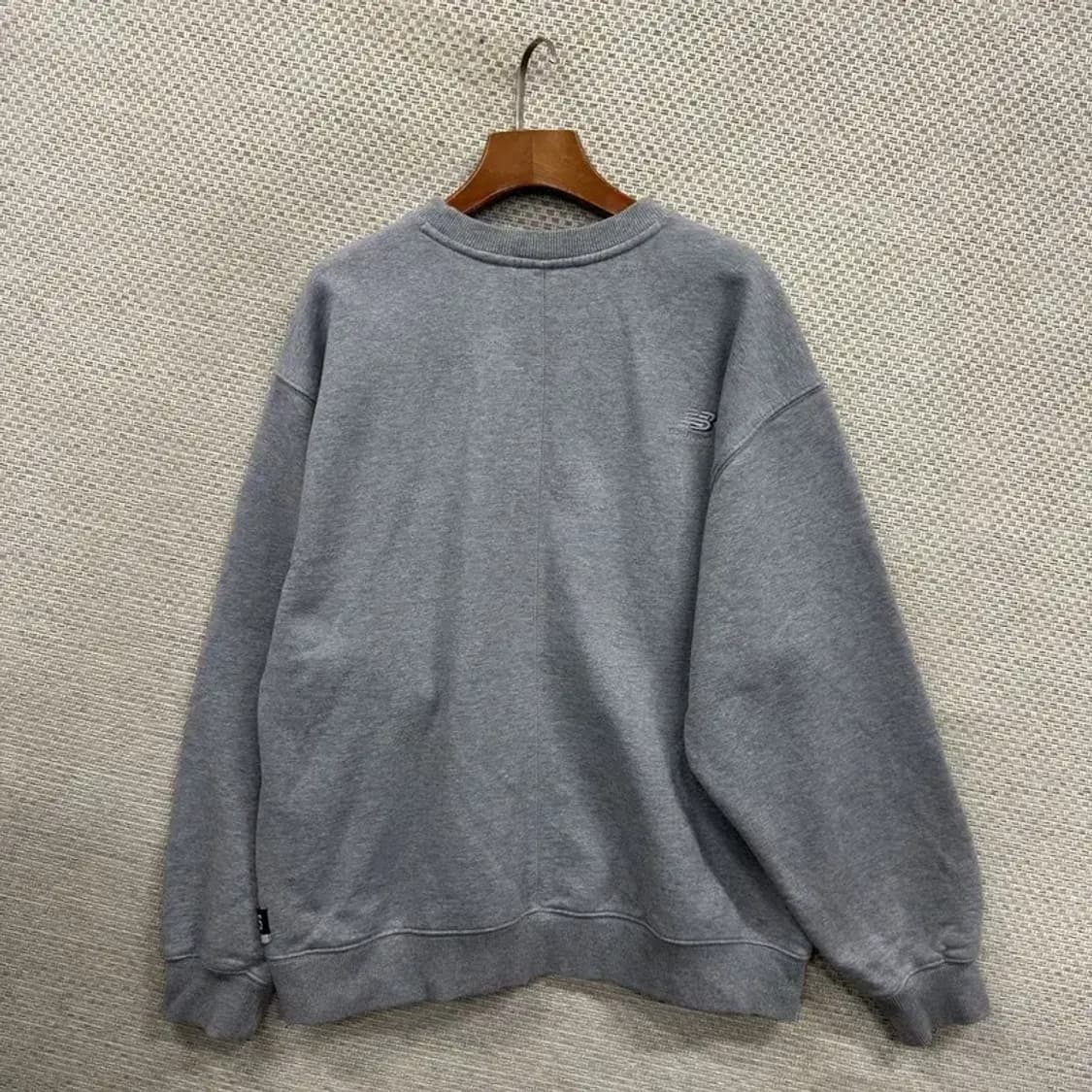 뉴발란스 캐주얼 자수로고 약기모 오버핏 맨투맨 M M09560 상품이미지2