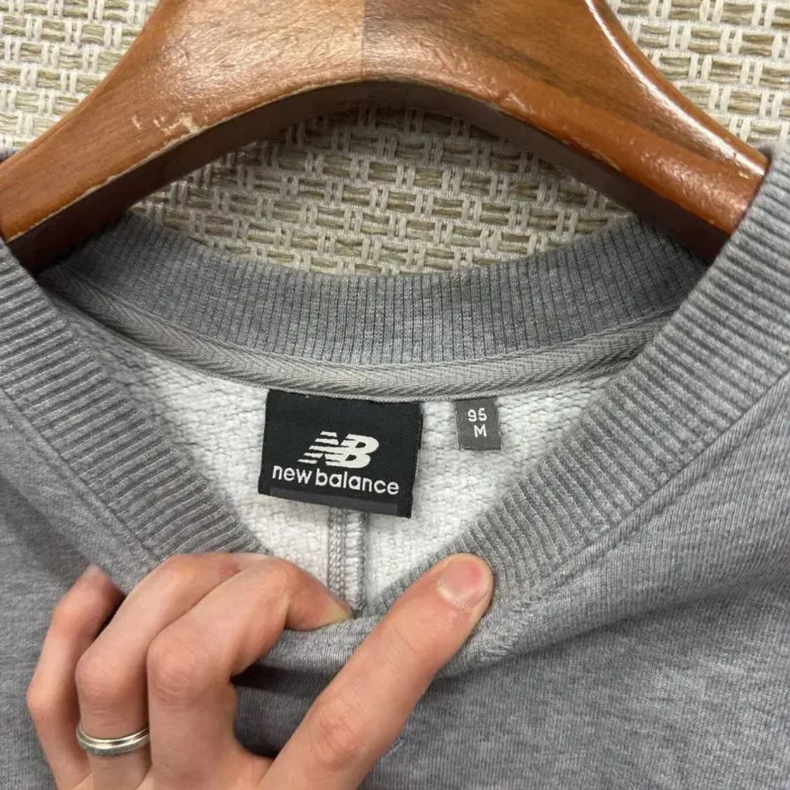 뉴발란스 캐주얼 자수로고 약기모 오버핏 맨투맨 M M09560 상품이미지3