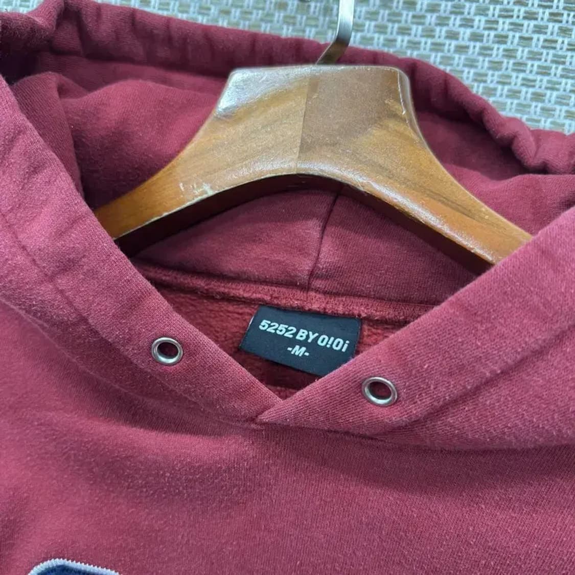 OIOI 오아이오아이 와인 자수로고 약기모 후드티 M M08950 상품이미지3