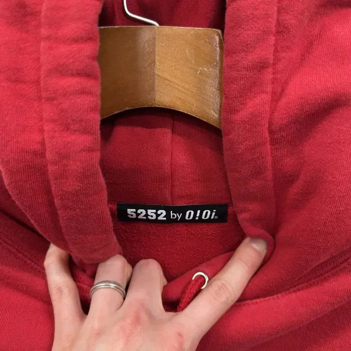 oioi 오아이오아이 레드 자수로고 캐주얼 후드티 110 M09798 상품이미지3