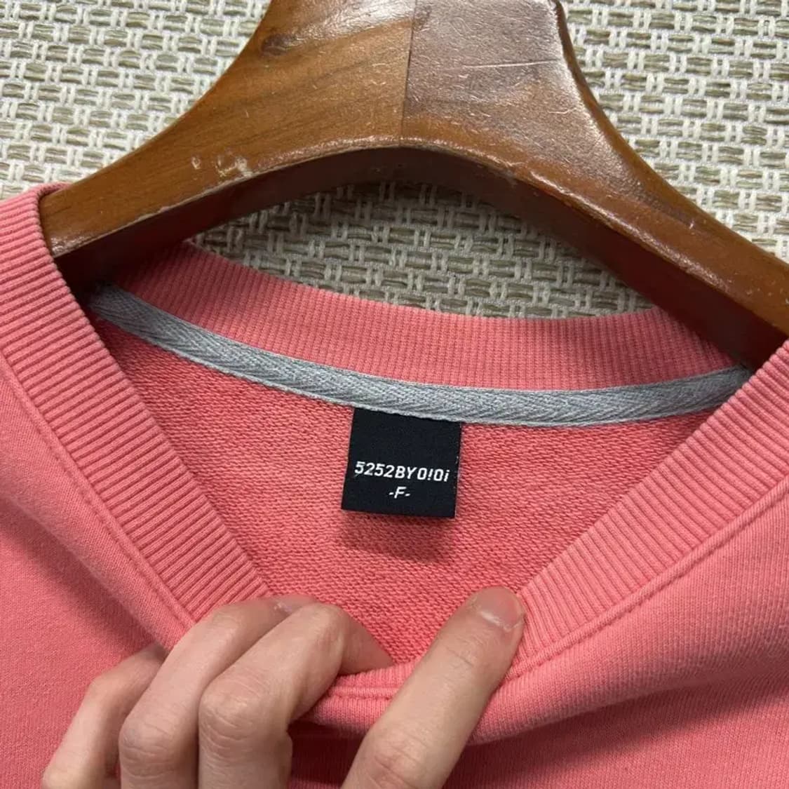 OIOI 오아이오아이 핑크 자수로고 캐주얼 맨투맨 Free M09921 상품이미지3