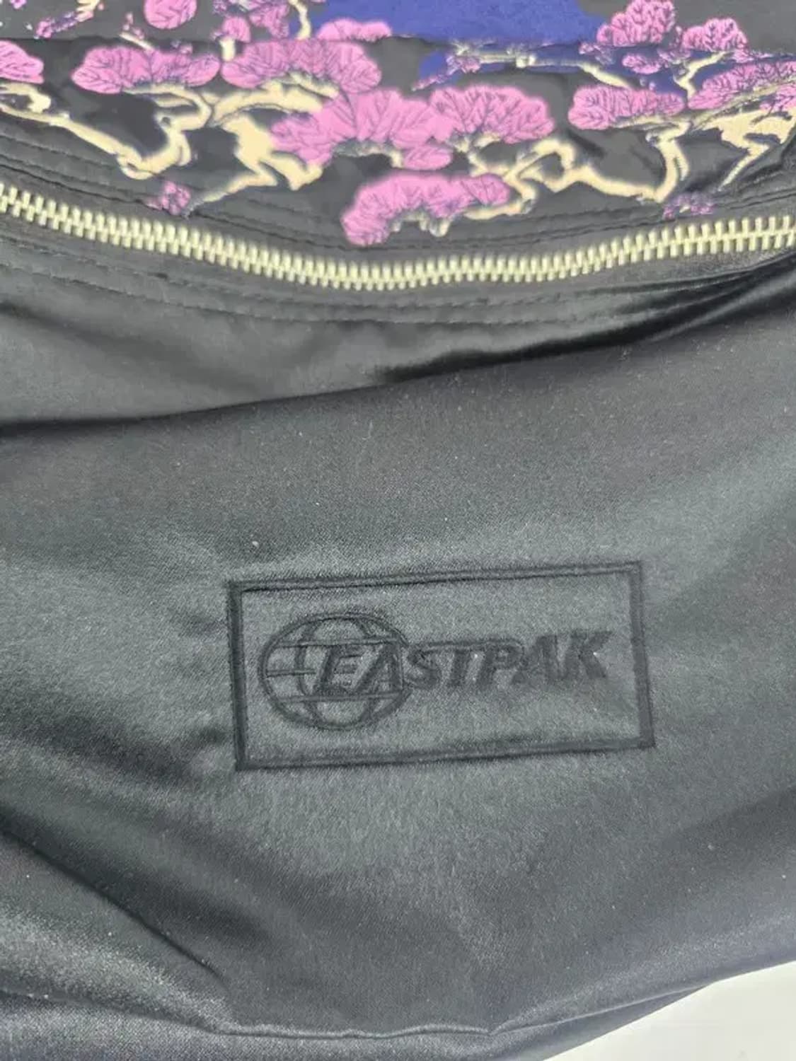 EASTPAK 이스트팩 자수 패디드파커 스카잔 백팩 상품이미지4