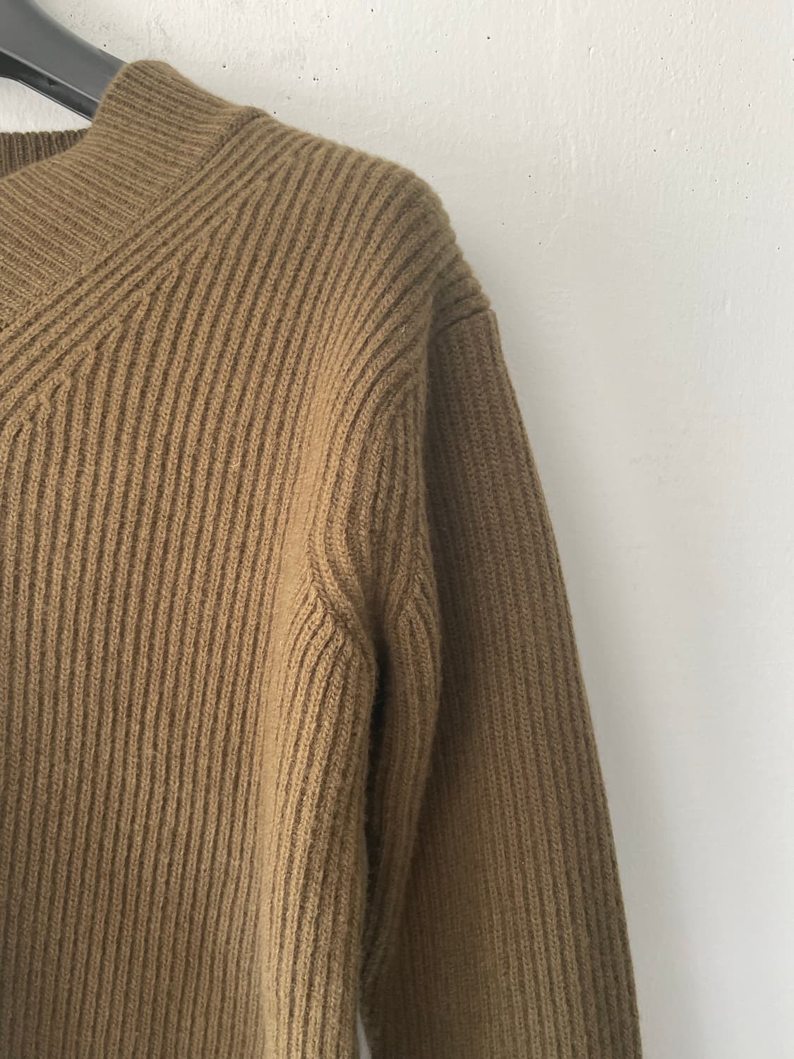 라벨 아카이브 메리노 파인울 브이넥 니트 올리브그린(1) 새상품(내용필) 상품이미지3