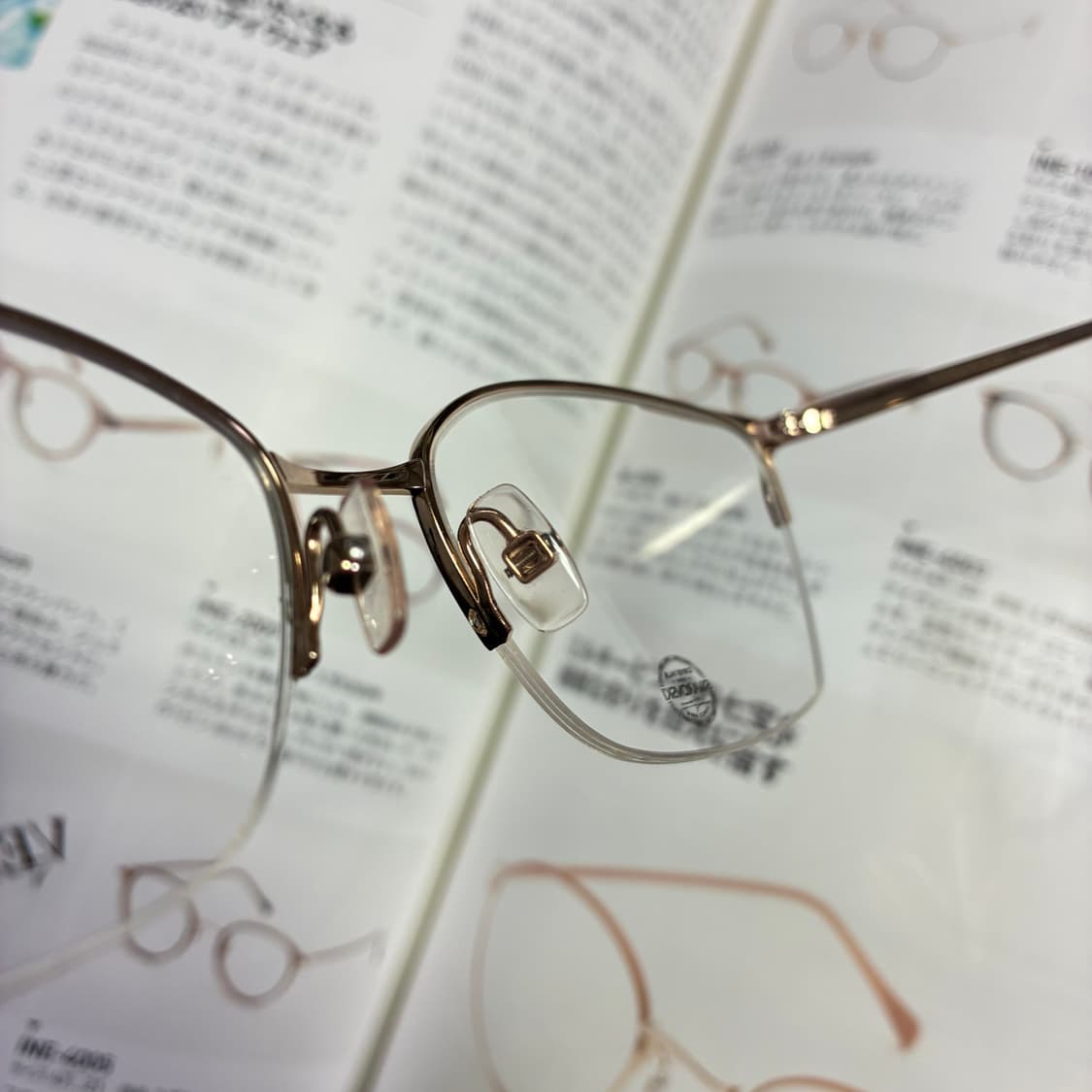 VERA WANG 베라왕 스와로브스키 골드 반무테 티타늄 안경 상품이미지9