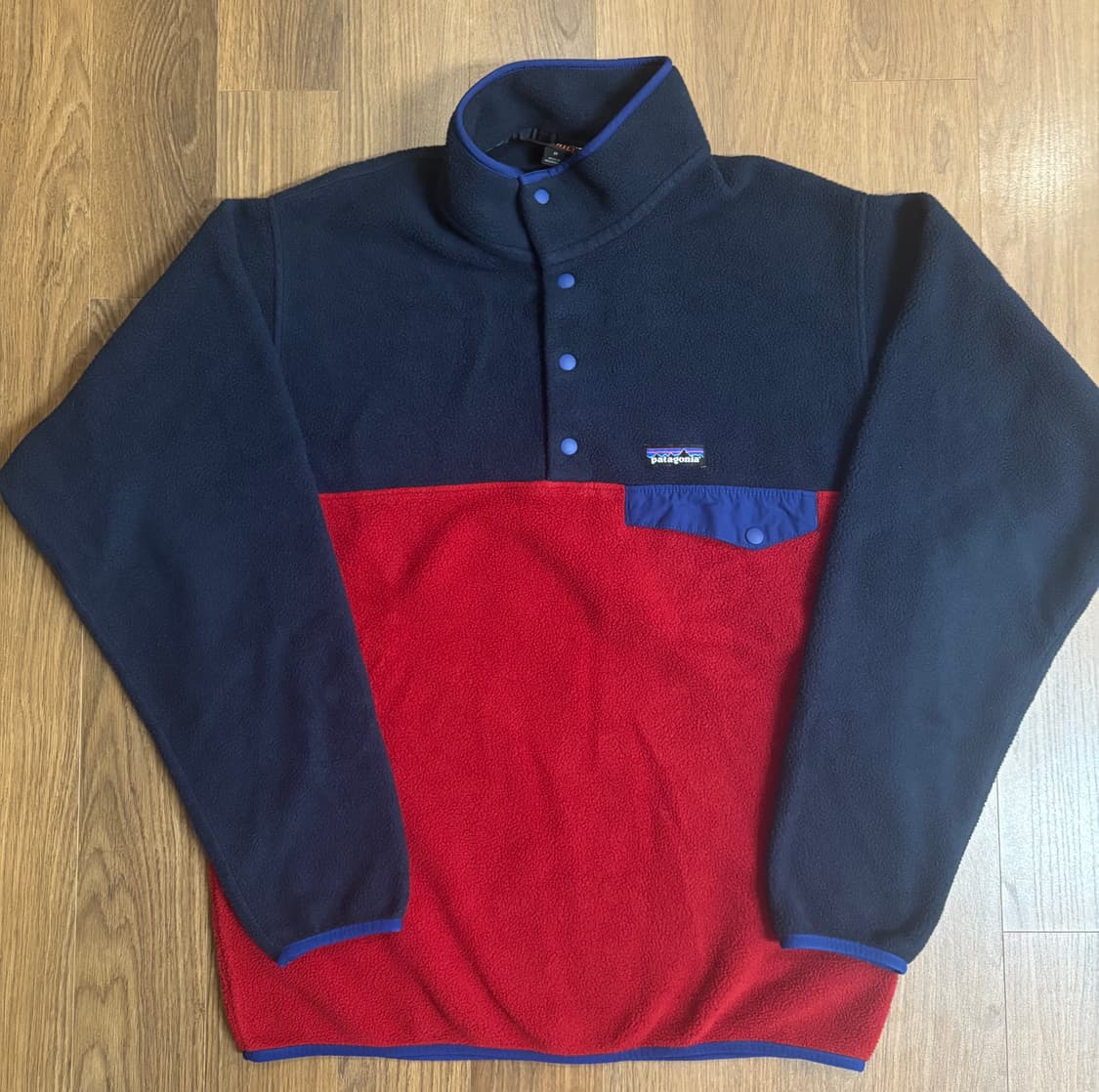 파타고니아 신칠라 네이비 레드 켄달제너 착용제품 M사이즈 판매합니다. 상품이미지3