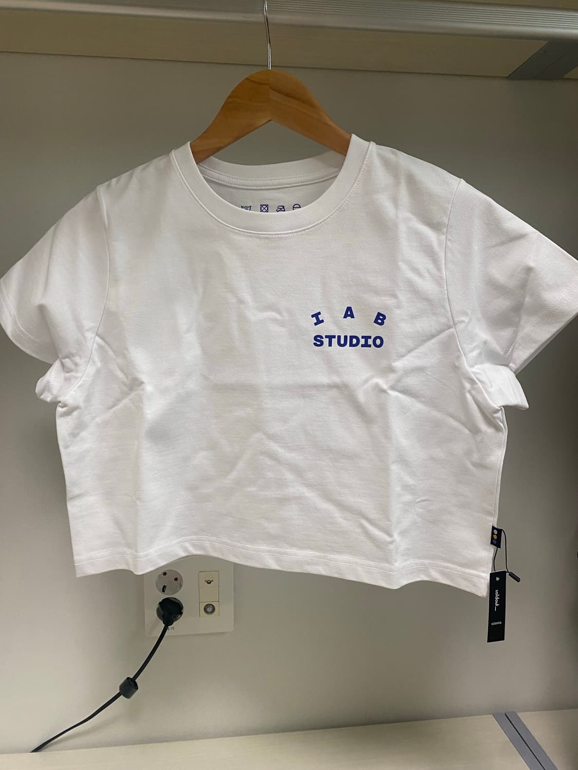 (새상품) 아이앱스튜디오 크롭 티셔츠 상품이미지1