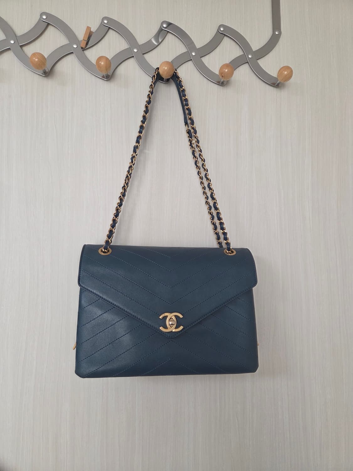 샤넬 쉐브론 브이 스티치 3단 플립백 상품이미지1