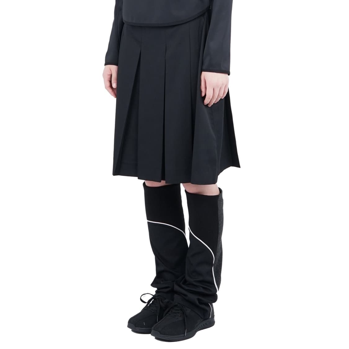 지초이 AW25 PLEATED SKIRT WITH LEG WARMERS 상품이미지1