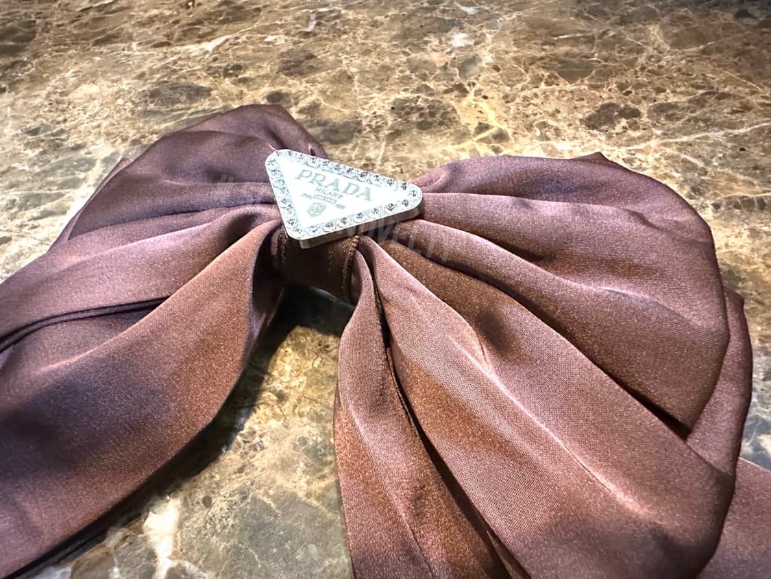 프라다 화이트 로고  헤어핀 브라운 상품이미지6