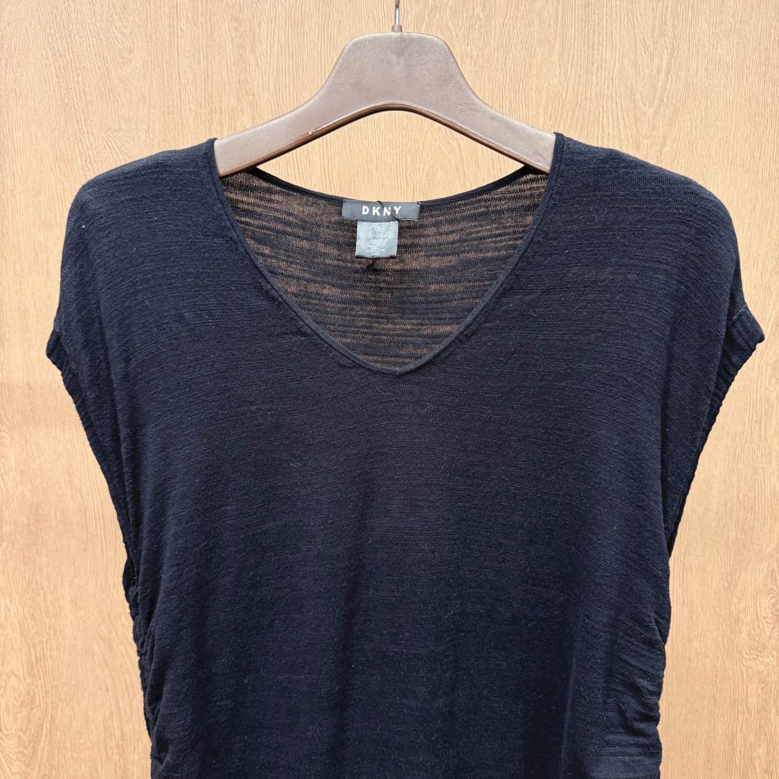 도나카란 브이넥 시스루 니트 반팔 탑 드레이프 셔링 디테일 블랙 상품이미지4