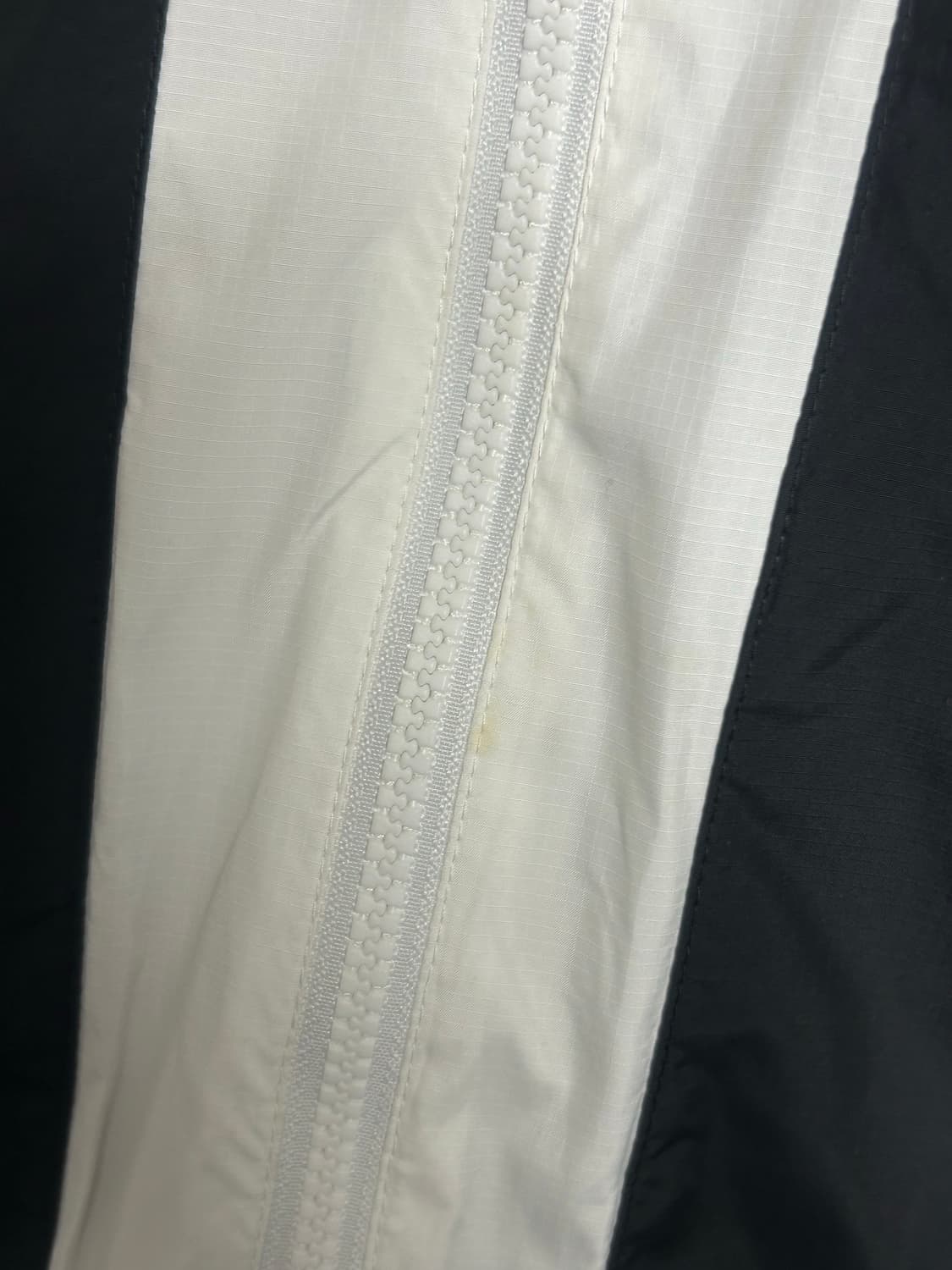 M 나이키 화이트 블랙 배색 크롭 바람막이 상품이미지6