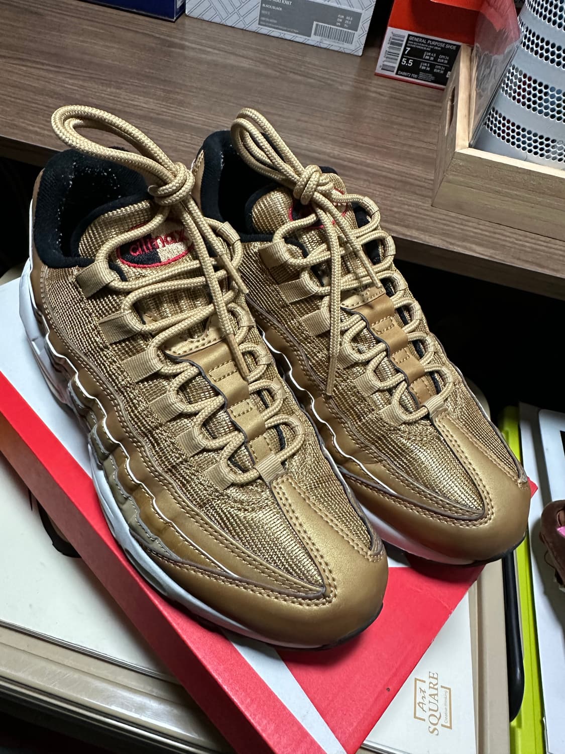 나이키 에어맥스 95 프리미엄 QS 골드 (250) 판매합니다. 상품이미지1