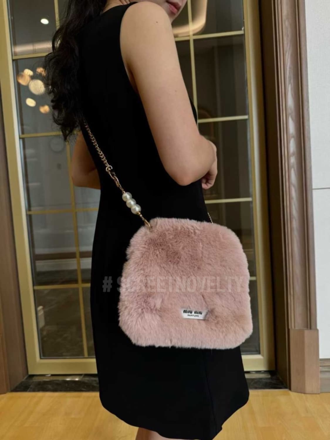 미우미우 뷰티 퍼 파우치백 가방 핑크 크로스백 숄더백 상품이미지1