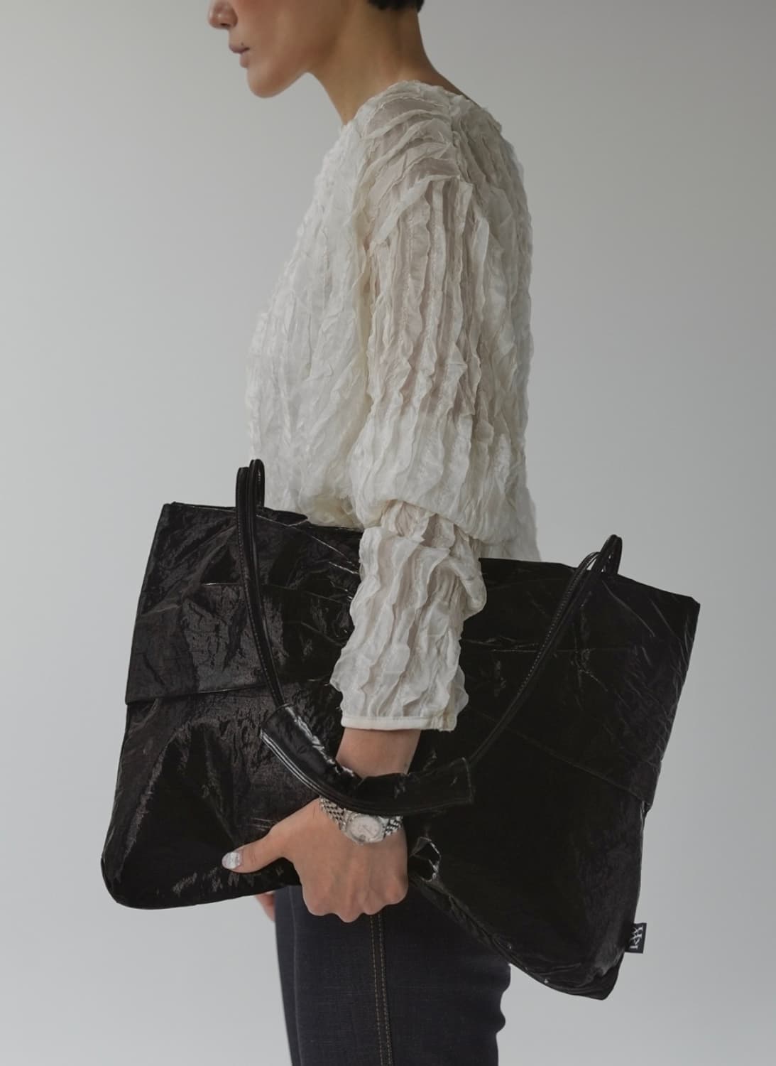 (미사용)콰니(KWANI) 24ss 리본 유광 토트 숄더백 상품이미지2