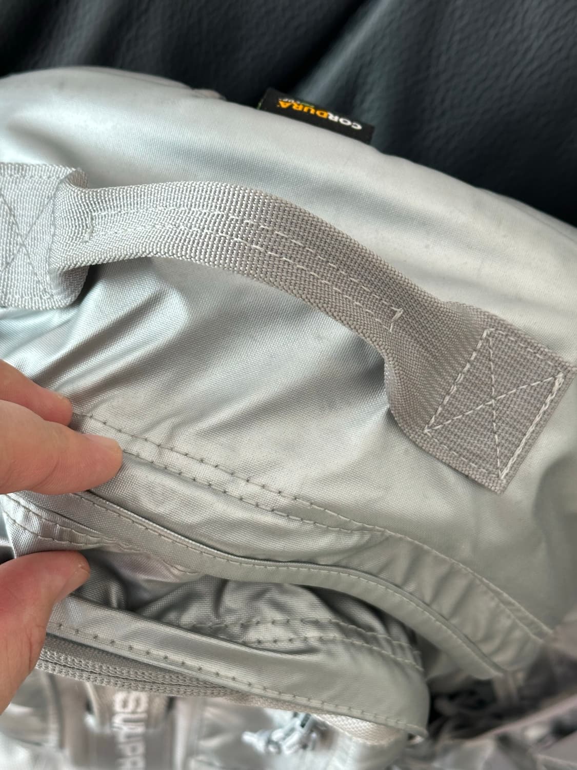 슈프림 22fw 백팩 실버컬러 상태 굿 상품이미지5