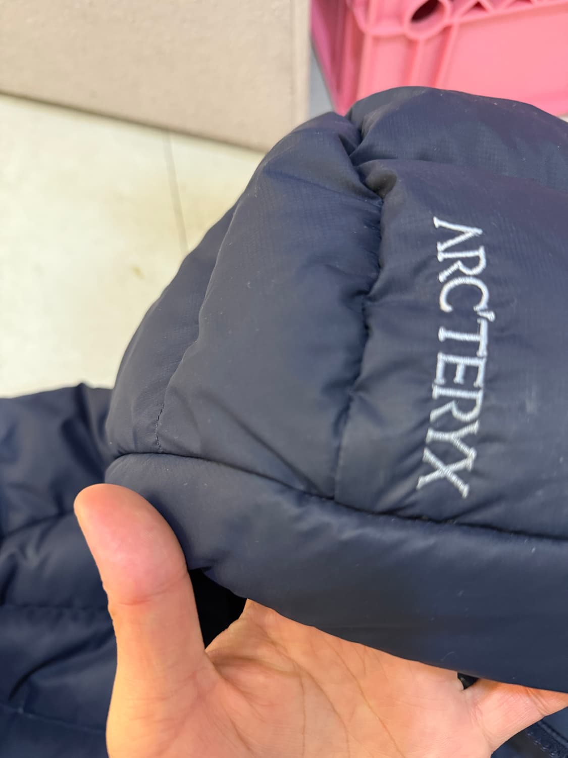 아크테릭스 토륨 블랙사파이어 M 사이즈  상태 괜찮아요 중고이지만 찢김  상품이미지4