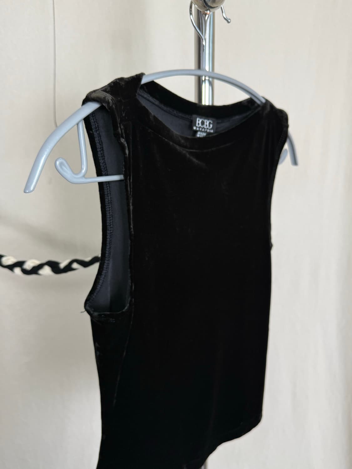 BCBG Maxazria 벨벳 민소매 탑 상품이미지3