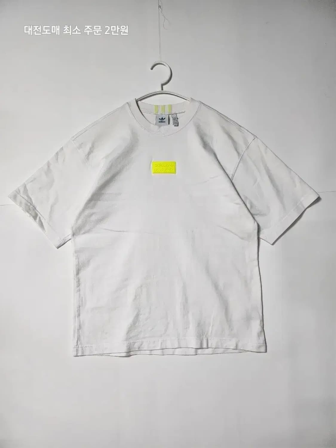 아디다스 화이트 반팔 티셔츠 형광 로고 상품이미지1