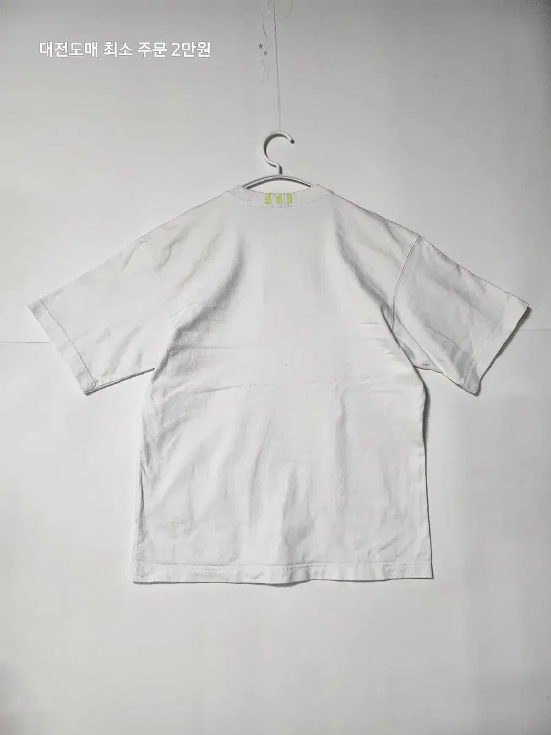 아디다스 화이트 반팔 티셔츠 형광 로고 상품이미지3