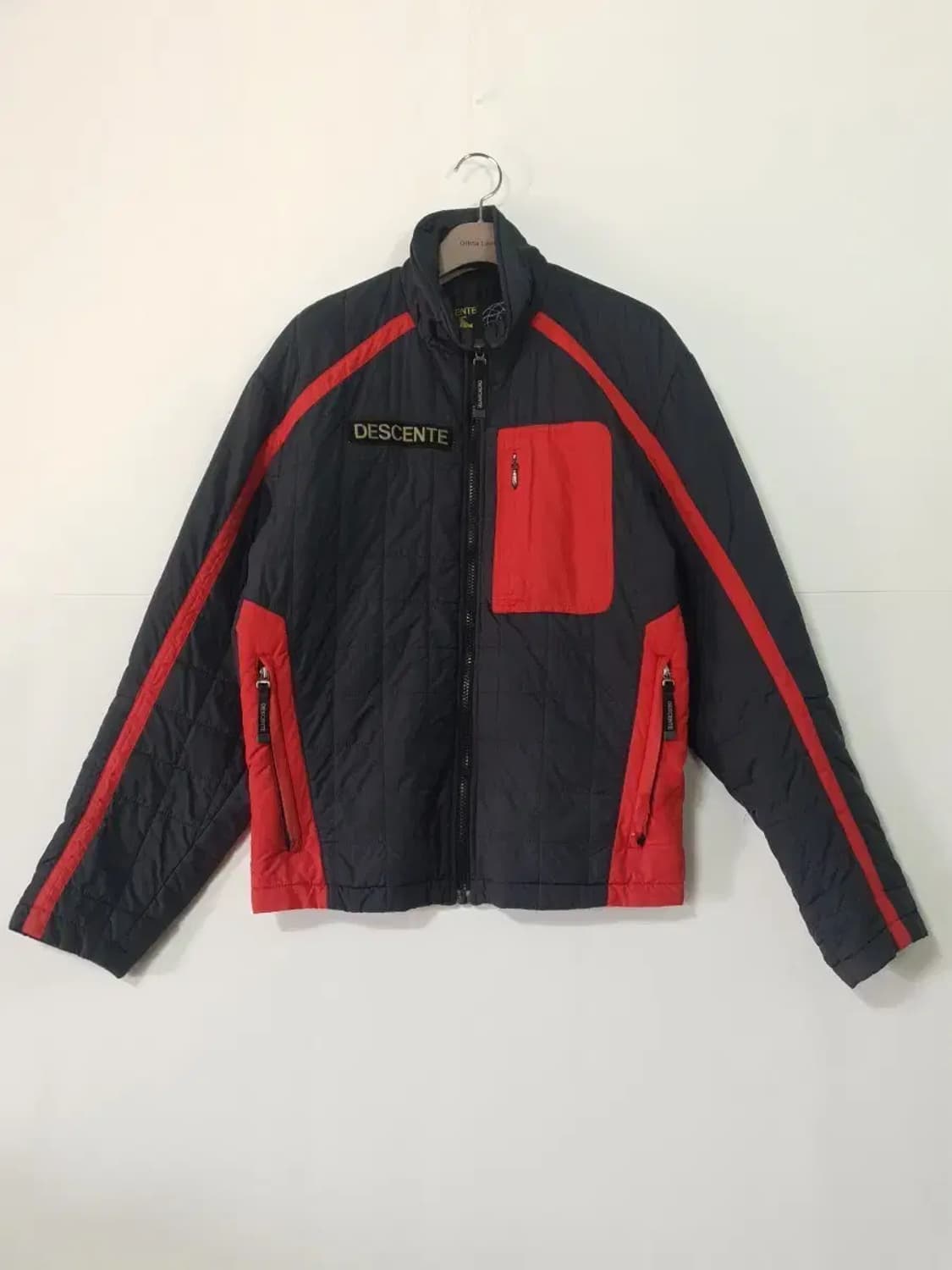 데상트 퀼팅 패딩 자켓 블랙/레드 상품이미지1