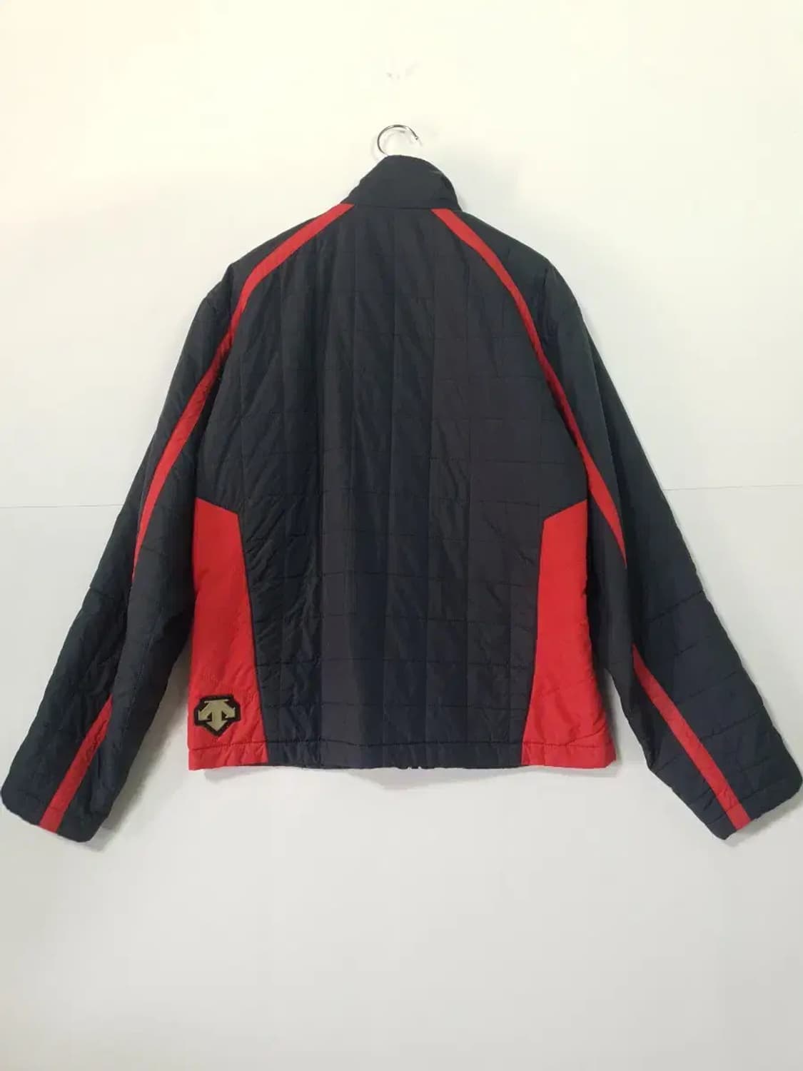 데상트 퀼팅 패딩 자켓 블랙/레드 상품이미지2